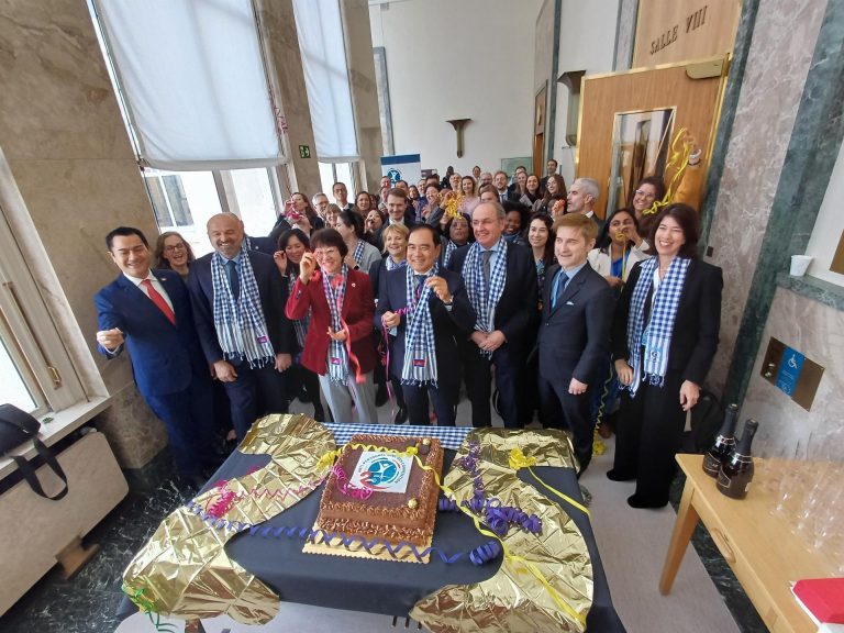 APMBC group with cake and serpentin
